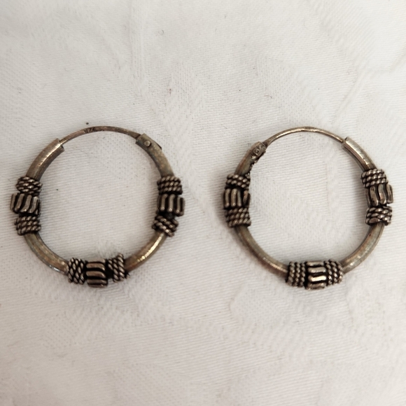 Vintage 90s Silver Hoop earrings - Picture 13 of 13